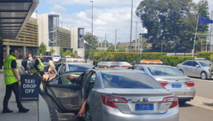 Taxis stopper outside International Terminal at Sydney Airport